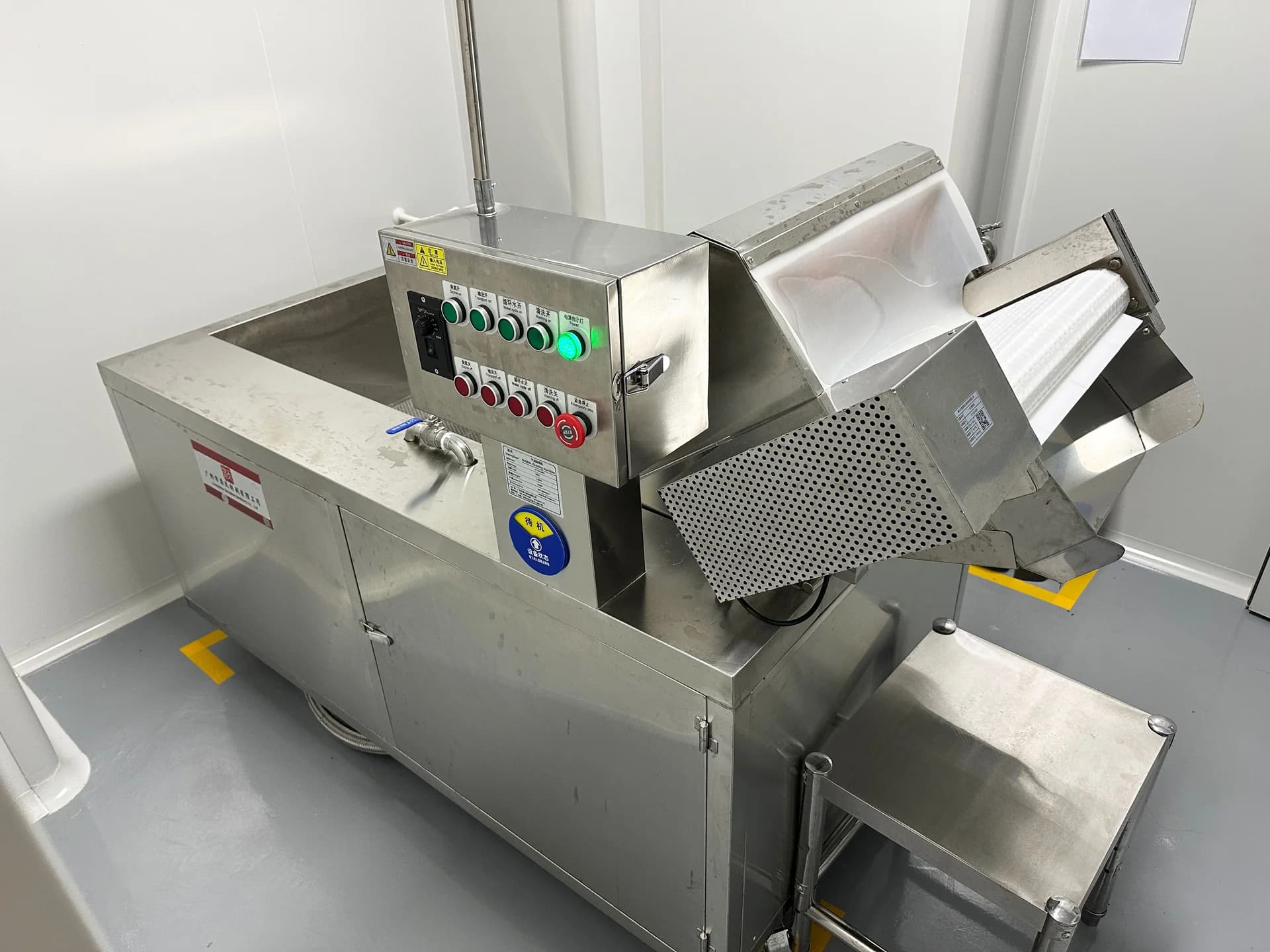 Industrial cleaning equipment at HETCHYN facility