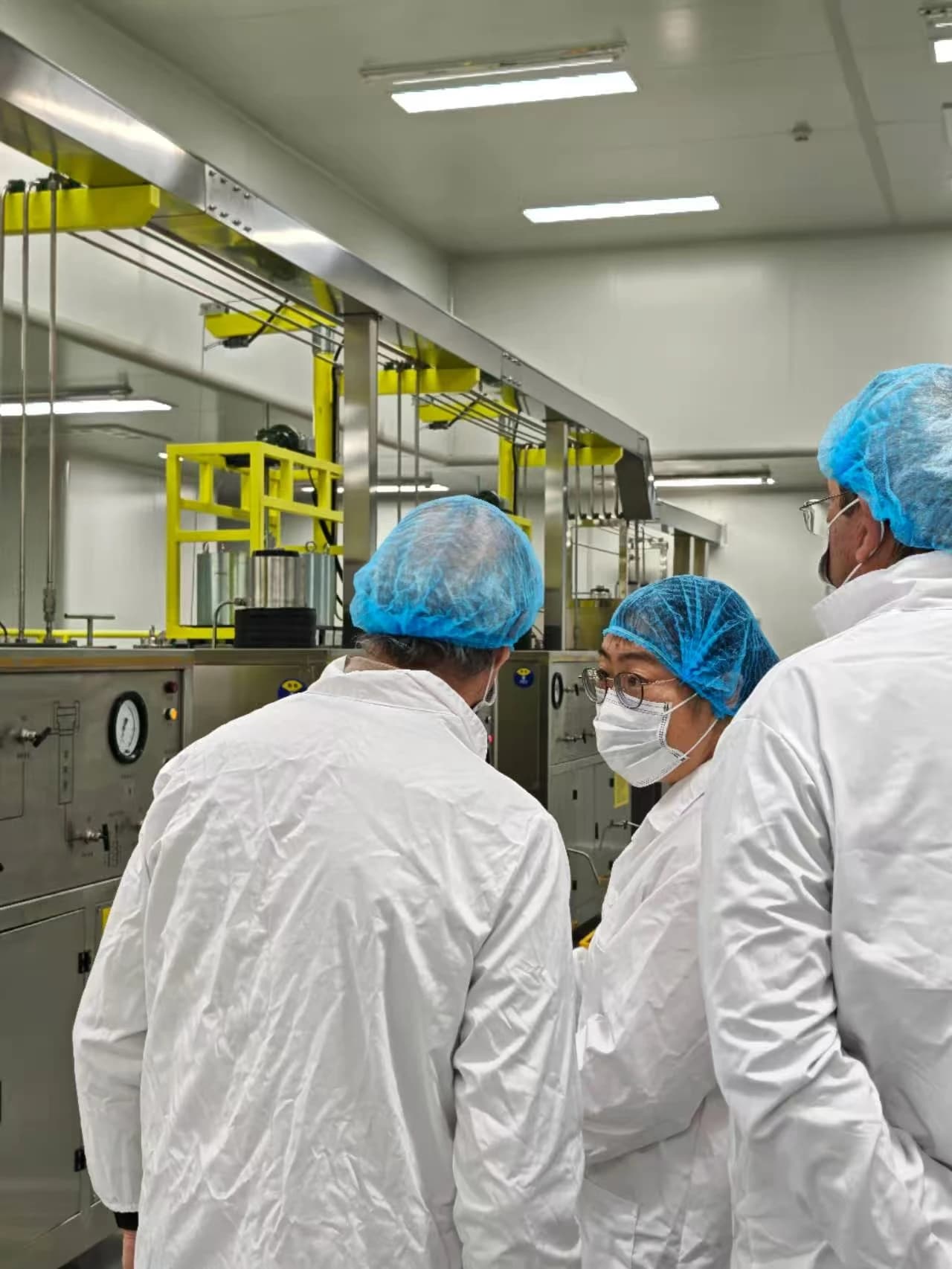 HETCHYN team reviewing the supercritical CO₂ extraction line